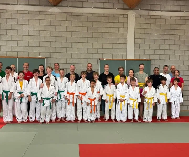 Afgelopen zondag sloten we ons judoseizoen af, met toch een beetje spijt in het hart. Wat hebben we er samen een fantastisch jaar van gemaakt! We hebben genoten van elke training, wedstrijd en activiteit, en kijken nu al uit naar nog vele mooie jaren samen. - afbeelding 1