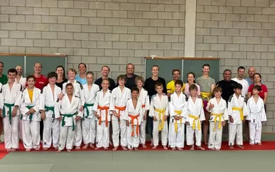 Afgelopen zondag sloten we ons judoseizoen af, met toch een beetje spijt in het hart. Wat hebben we er samen een fantastisch jaar van gemaakt! We hebben genoten van elke training, wedstrijd en activiteit, en kijken nu al uit naar nog vele mooie jaren samen.