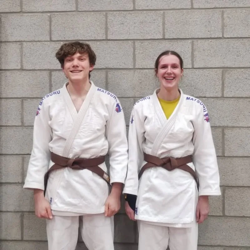 Gisteren hebben Jarne en Fanny hun uiterste best gedaan voor hun bruine gordel – en met succes! 🤎💪 - afbeelding 1