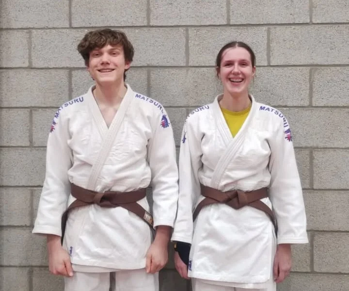 Gisteren hebben Jarne en Fanny hun uiterste best gedaan voor hun bruine gordel – en met succes! 🤎💪 - afbeelding 1