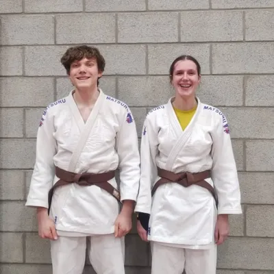 Gisteren hebben Jarne en Fanny hun uiterste best gedaan voor hun bruine gordel – en met succes! 🤎💪