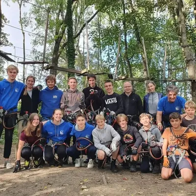 2022 throwback! Het hoogteparcour waar we dachten dat we stoer waren… tot we halverwege begonnen te twijfelen 😅🧗‍♂️