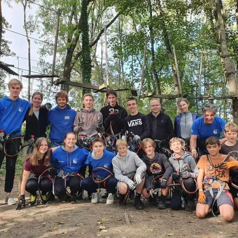 2022 throwback! Het hoogteparcour waar we dachten dat we stoer waren… tot we halverwege begonnen te twijfelen 😅🧗‍♂️ - afbeelding 1