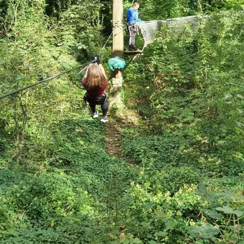 2022 throwback! Het hoogteparcour waar we dachten dat we stoer waren… tot we halverwege begonnen te twijfelen 😅🧗‍♂️ - afbeelding 2