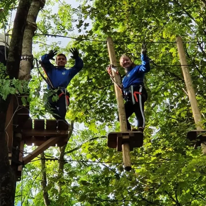 2022 throwback! Het hoogteparcour waar we dachten dat we stoer waren… tot we halverwege begonnen te twijfelen 😅🧗‍♂️ - afbeelding 4