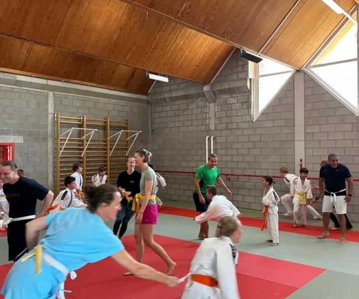 Afgelopen zondag sloten we ons judoseizoen af, met toch een beetje spijt in het hart. Wat hebben we er samen een fantastisch jaar van gemaakt! We hebben genoten van elke training, wedstrijd en activiteit, en kijken nu al uit naar nog vele mooie jaren samen. - afbeelding 5