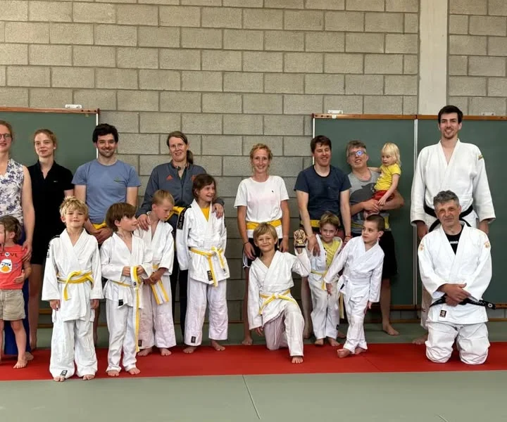 Afgelopen zondag sloten we ons judoseizoen af, met toch een beetje spijt in het hart. Wat hebben we er samen een fantastisch jaar van gemaakt! We hebben genoten van elke training, wedstrijd en activiteit, en kijken nu al uit naar nog vele mooie jaren samen. - afbeelding 9