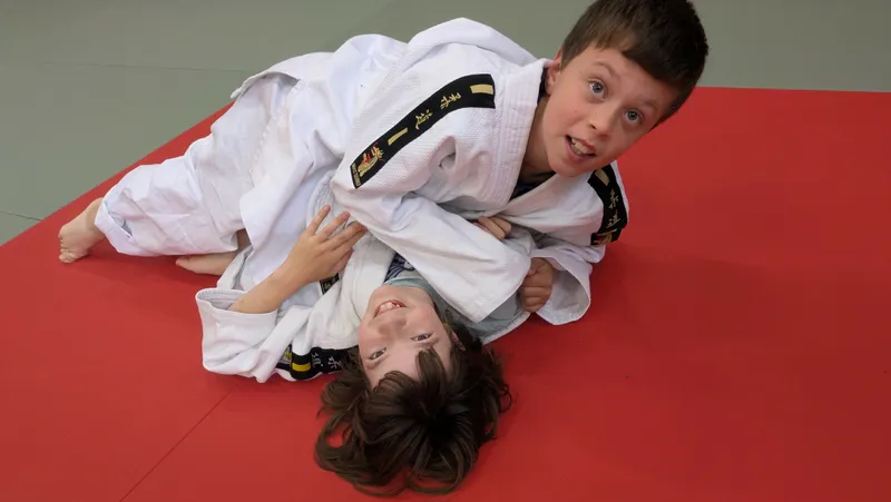 Jongeren tijdens judotraining