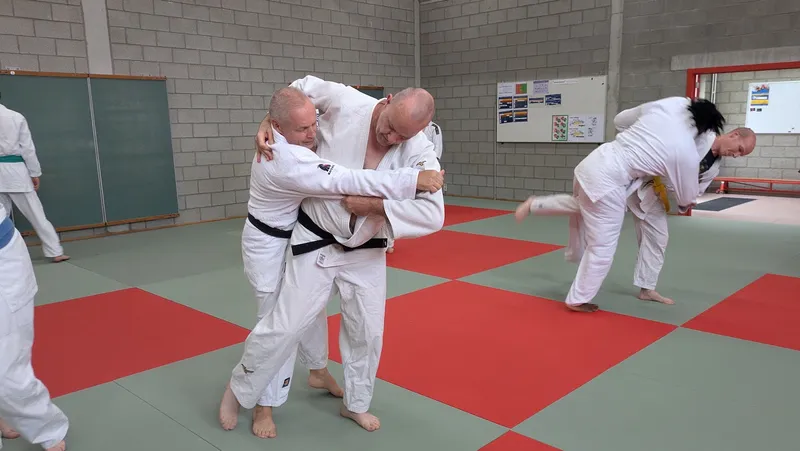 Volwassenen tijdens judotraining